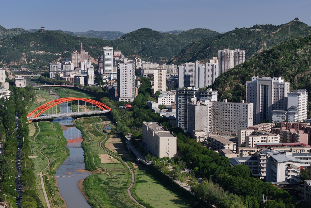 初夏延安展新绿