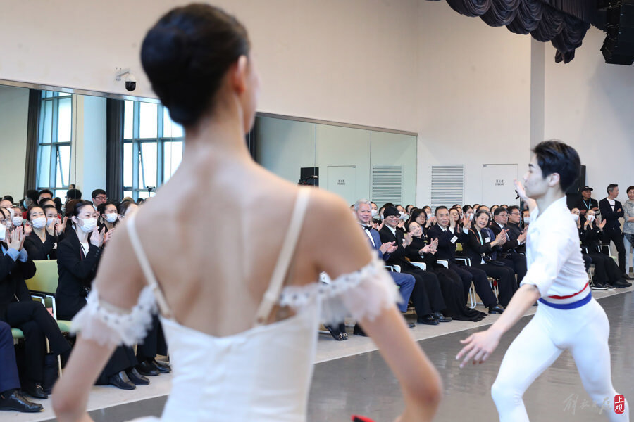 在芭蕾舞剧《白毛女》中扮演喜儿的茅惠芳(中),扮演白毛女的石钟琴(左