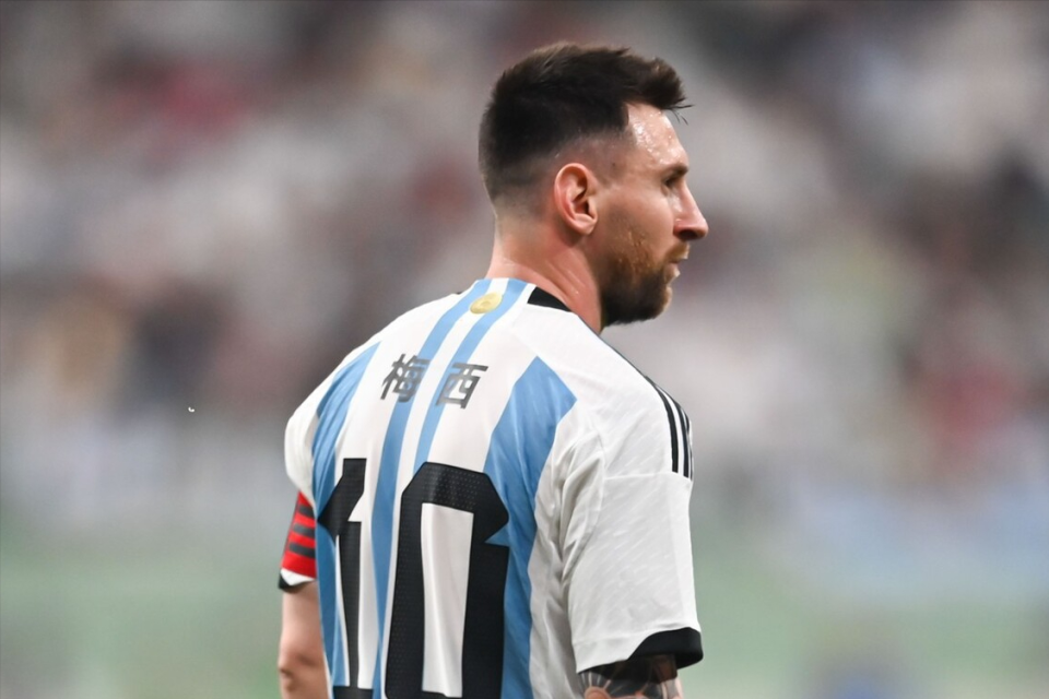 8万人面前,阿根廷网红穿梅西10号球衣走进皇马伯纳乌比赛