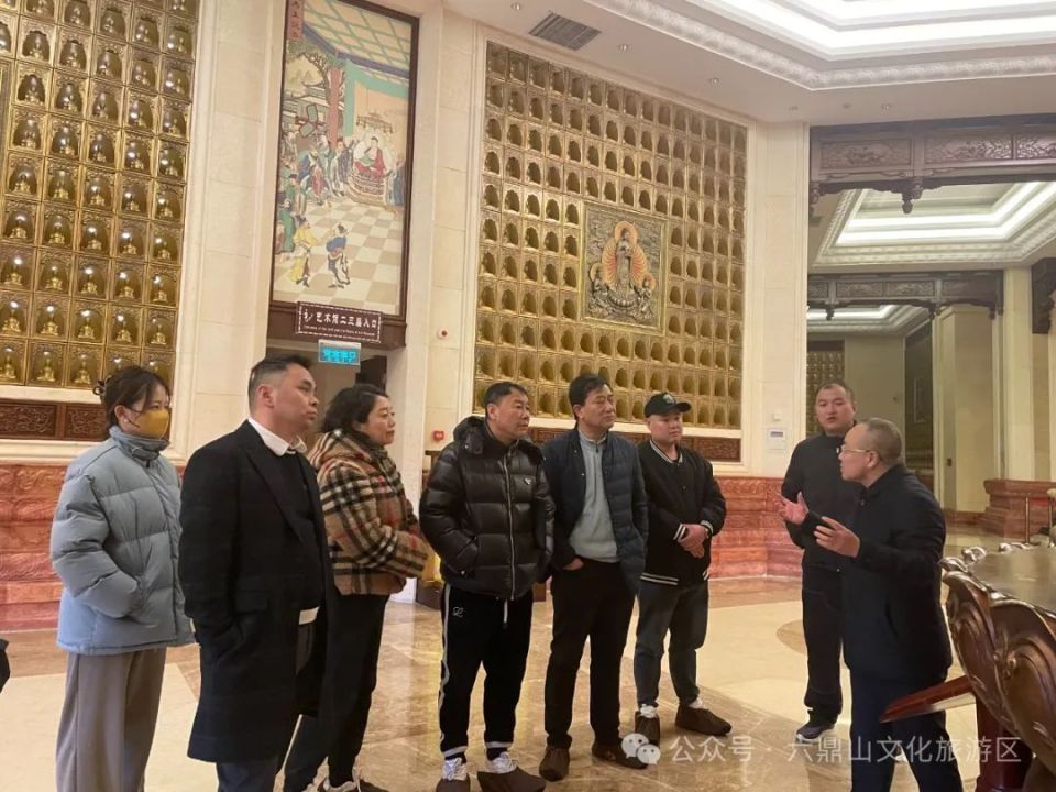 辽宁省红十字基金会副理事长张洪杰,著名艺人路遥一行6人赴六鼎山文化