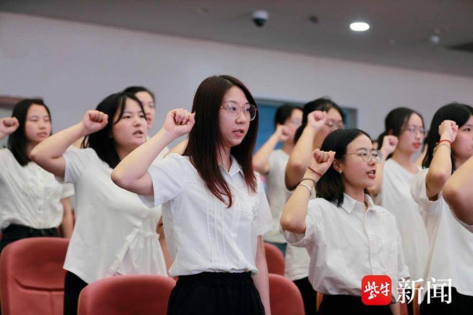 市第五高级中学校长,江苏省特级教师,江苏省人民教育家培养对象徐光静