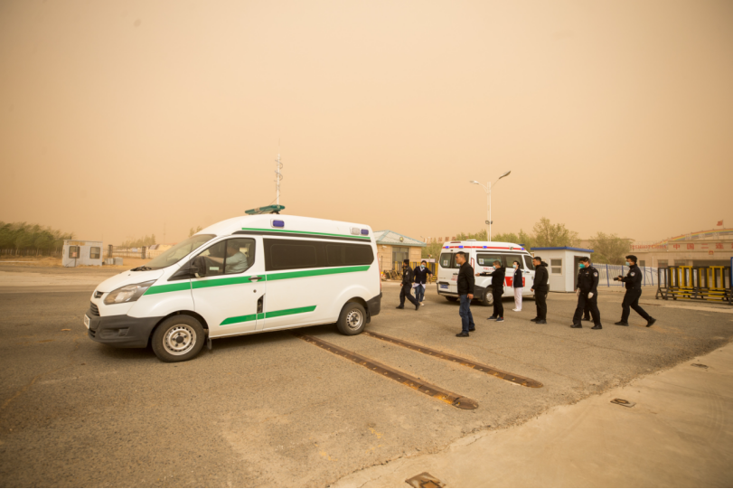 沙尘暴中,中蒙边境上演跨国生命接力_腾讯新闻