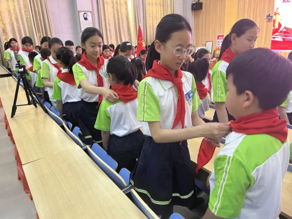 红领巾爱祖国,争做新时代好队员——西关小学举行少先队新队员入队