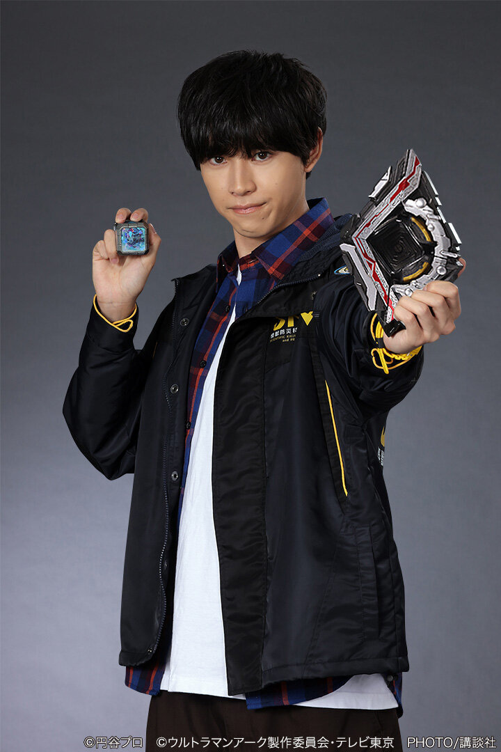 亚刻奥特曼主人公飞世优马变身特写梦回当年的罗布奥特曼