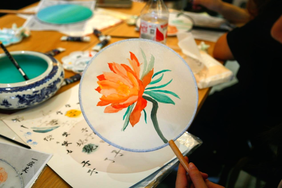 "友善传递 非遗传承"手绘团扇培训助力基层精神文明建设