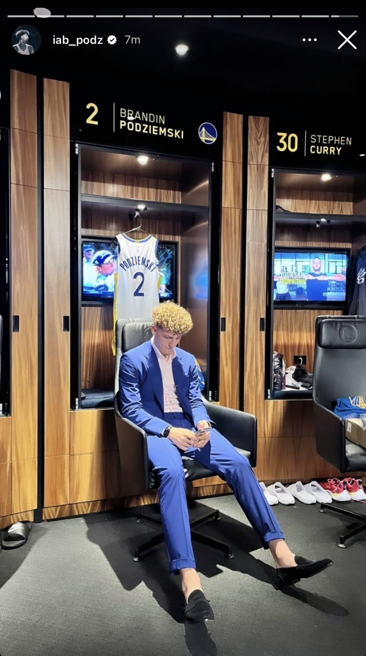 储物柜挨着库里 勇士19号秀波杰姆斯基晒更衣室帅照_腾讯新闻