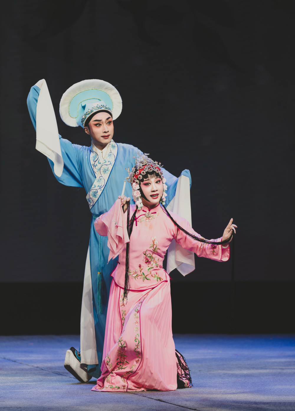 中国戏剧梅花奖获得者陈琼(前)和闽剧演员邓振辉(后)在《梅玉配》选段