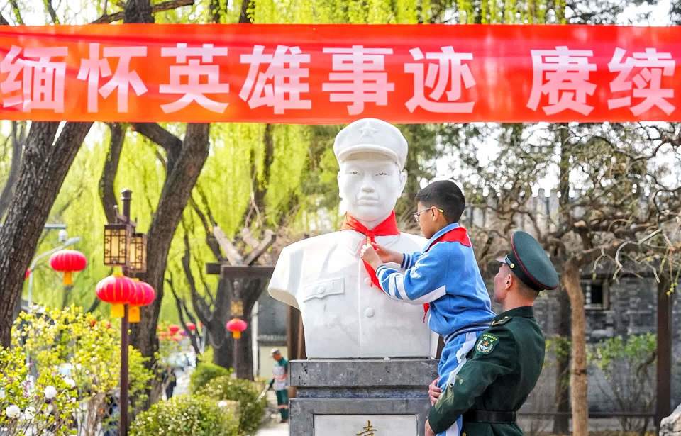 42年前他为救落水者而牺牲,什刹海军民缅怀袁满囤烈士_腾讯新闻