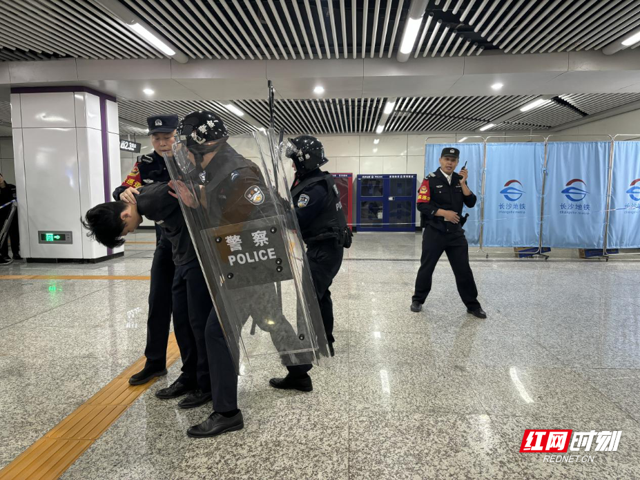 特写丨跟着“白衬衣”去巡逻_腾讯新闻