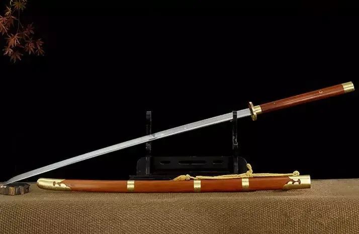 的先进兵器之一,起源于西汉初年的环首刀类,苗刀刀形狭长,刀长五尺