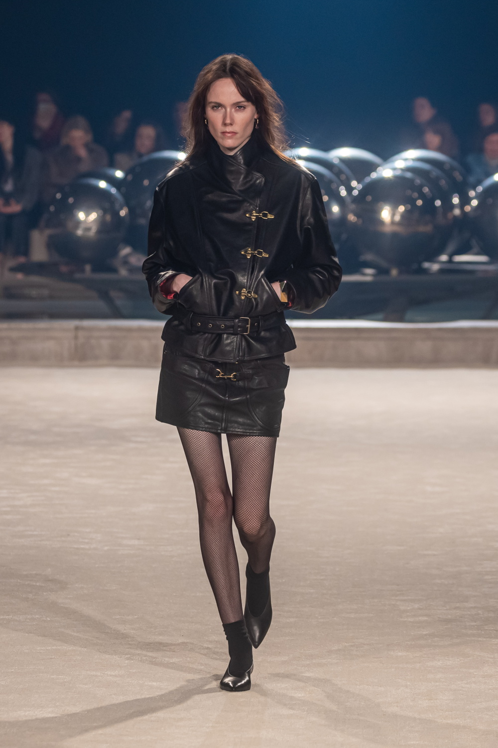 2月29日,模特在法国巴黎时装周上展示isabel marant品牌的2024/25秋冬