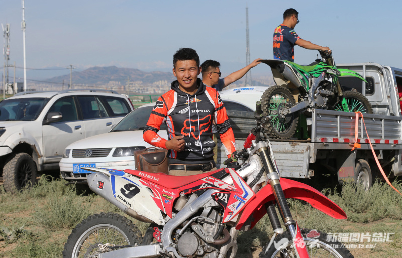 在越野摩托车赛中感受速度与激情