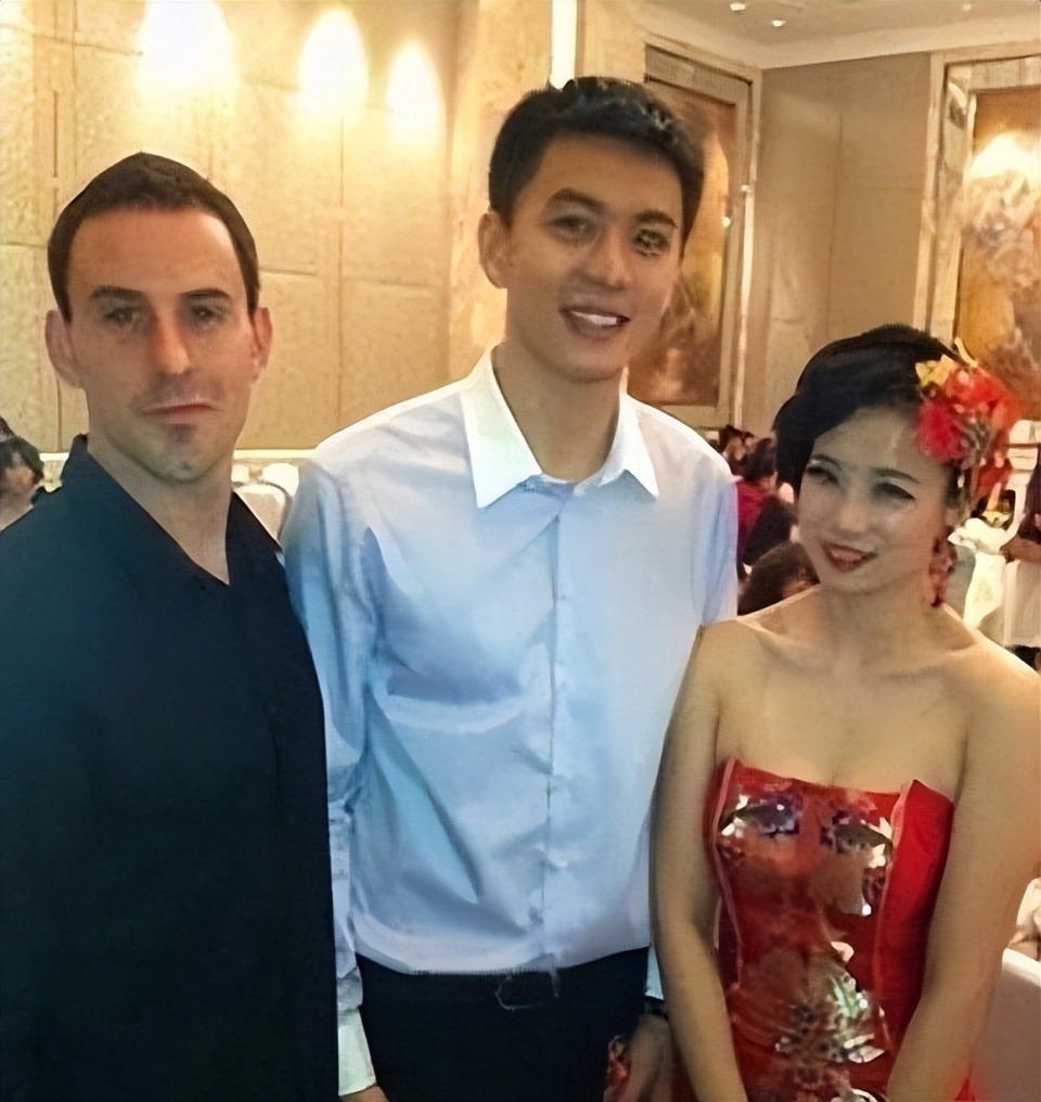 杨鸣官宣结束10年婚姻,21年被爆出小三穿情侣装妻子出面平息