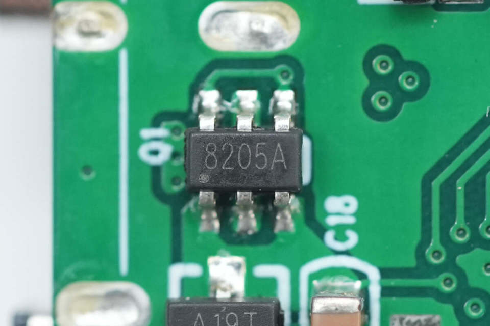 8205a mos管用于输出vbus切换.无线充电主控丝印233102a,采用qfn封装.