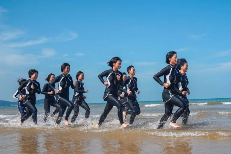 战场没有性别之分上了训练场就要当尖兵,做标兵"首次参加海训的女兵