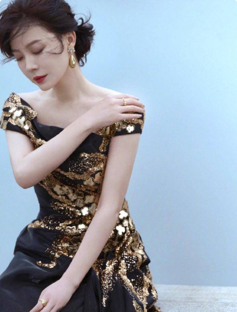 北影节闫妮告诉你:"干干瘪瘪"不叫美,珠圆玉润才更有韵味