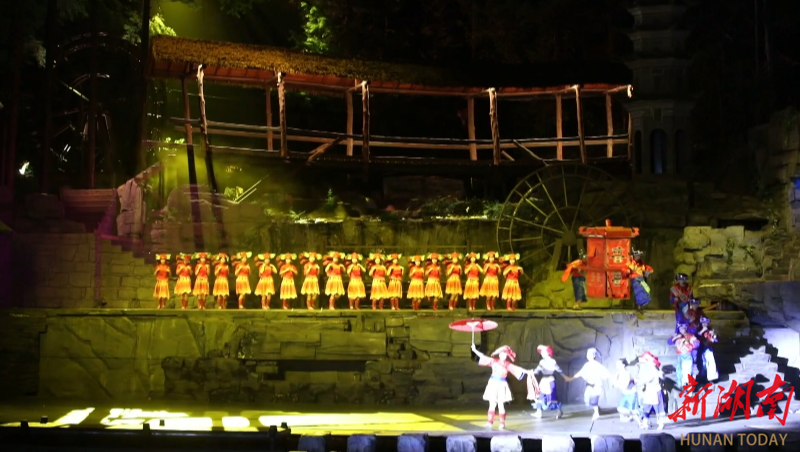 凤凰古城:看演出 品民俗 大型实景剧《边城》人气火爆