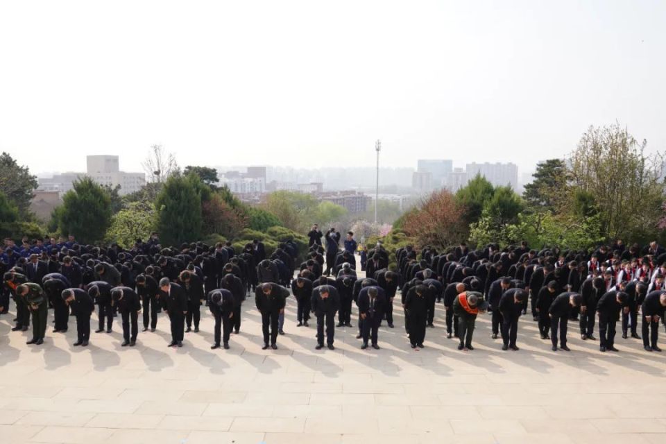 2024年北京市清明红色祭扫活动在八宝山革命公墓举行_腾讯新闻