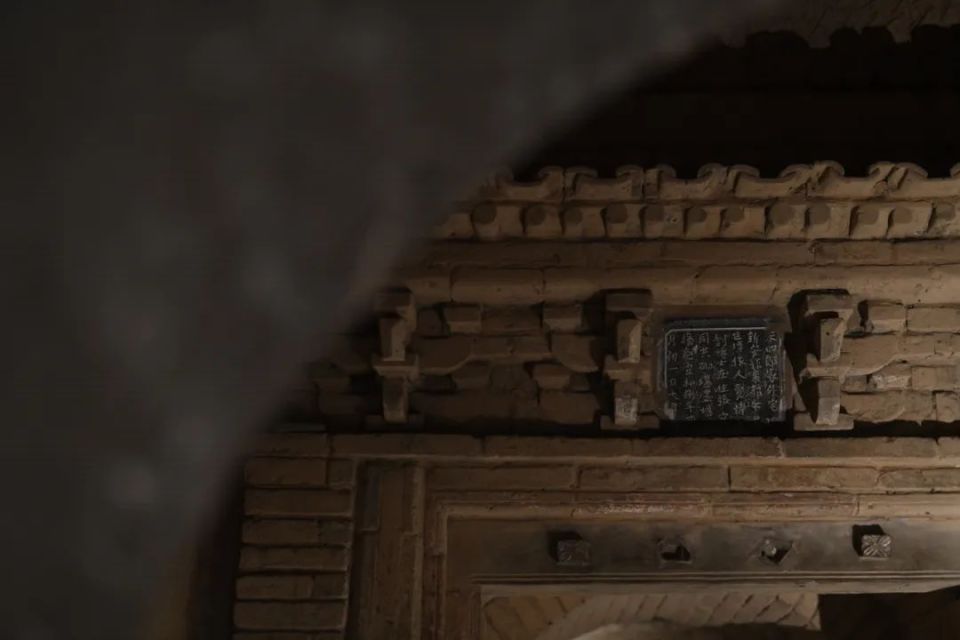 "洛阳浅井头西汉壁画墓"墓室天花板的平脊砖上,一幅精巧的天界图赫然