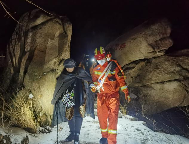 而同样拥有十年登山经验的王军(化名)则表示,户外登山除了路不好走