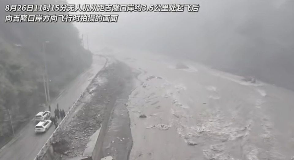 泥石流发生23分钟后 吉隆民警航拍现场 画面公布