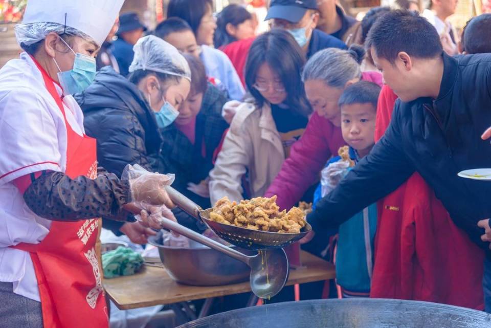 百米長街宴喜慶迎新年四川鹽邊縣新九鎮舉辦首屆刨湯節丨圖集