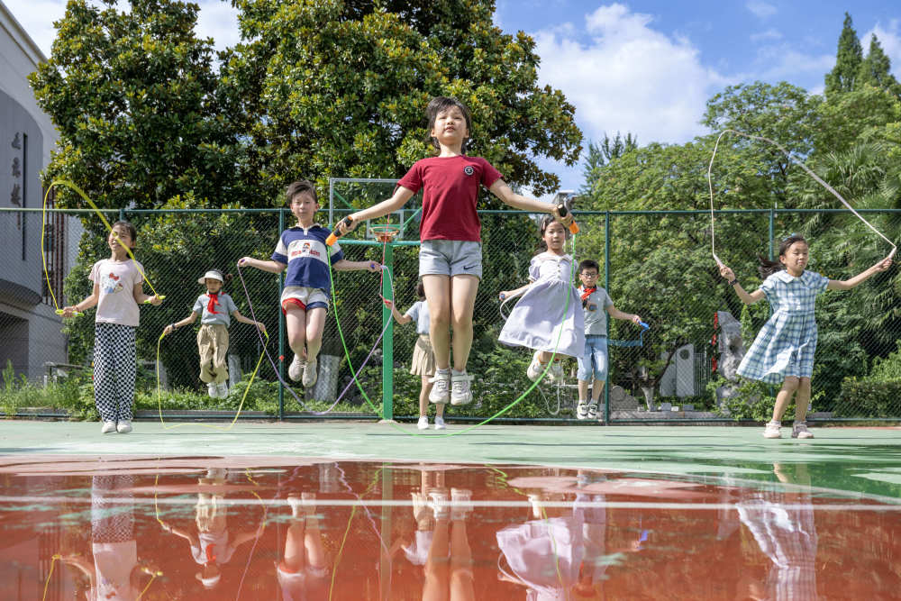 分校小学操场,来自庐阳区双岗街道小桥湾社区公益课堂的孩子们在跳绳