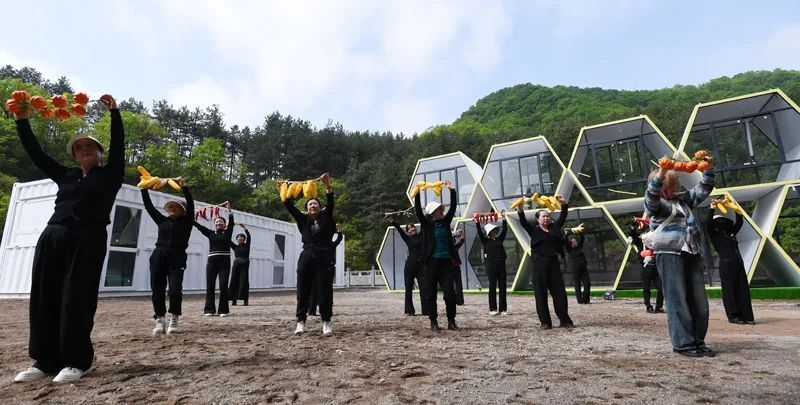 华亭:"五一"假期米家沟景区游人如织