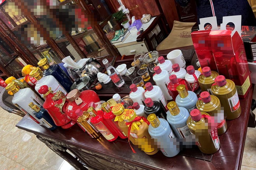 一桌子假酒还标价3万 ?老板却说是摆设?你比酒还假!