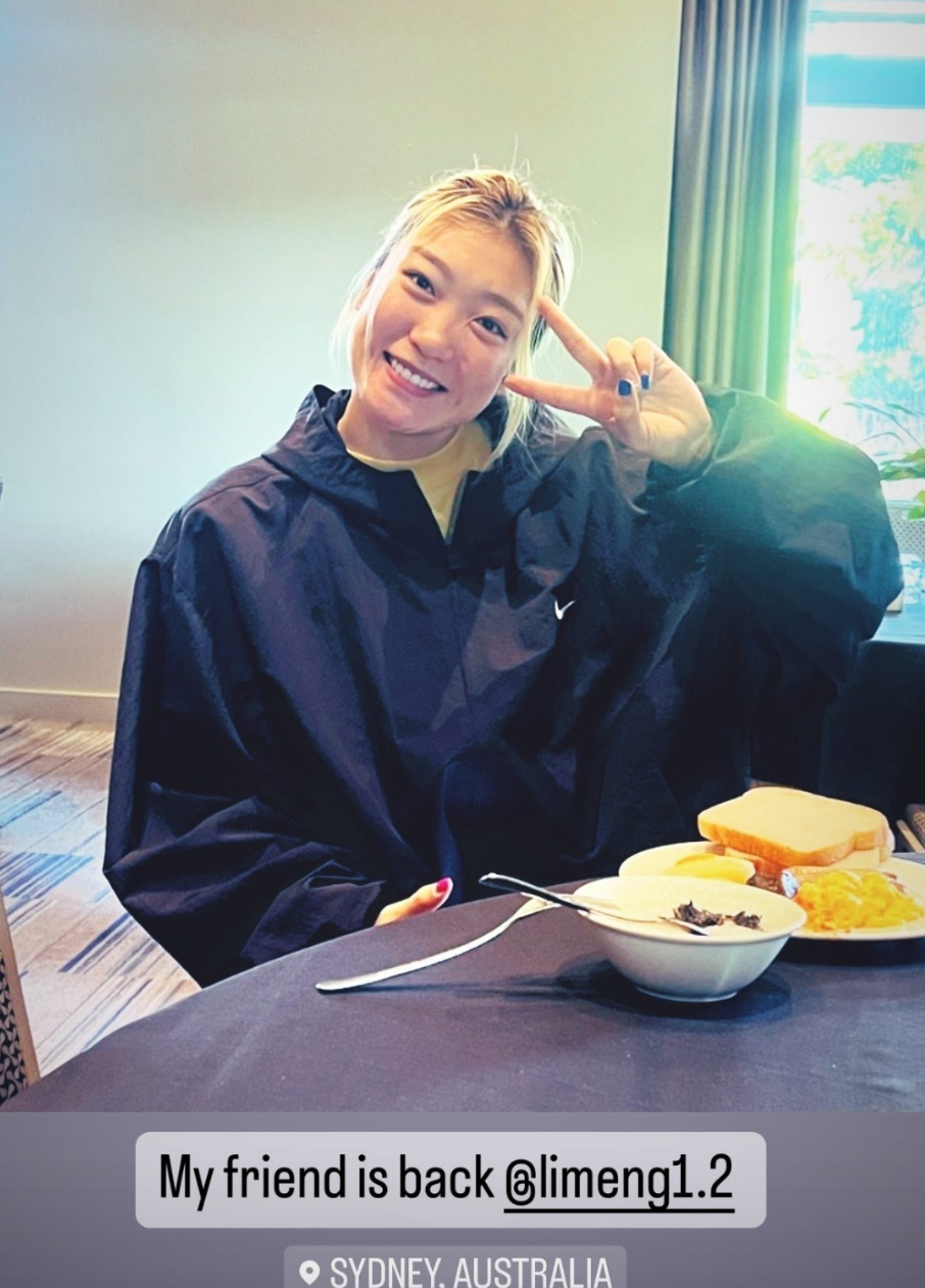 香饽饽李梦飞抵悉尼与中国女篮会合神秘人依依不舍2周后见