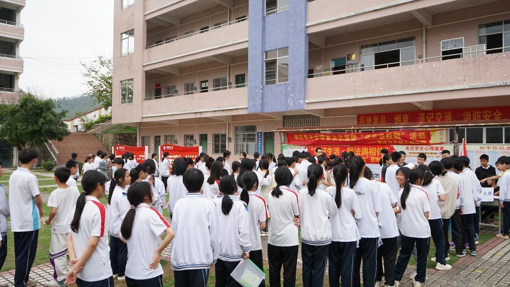 在广宁县北市中学,530余名学生整齐地坐在操场上,聆听一堂不一样的"