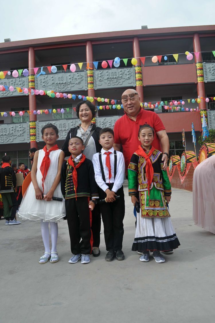 20年捐1000多万援助大凉山铁道兵希望学校,上海球迷王尔康的公益人生