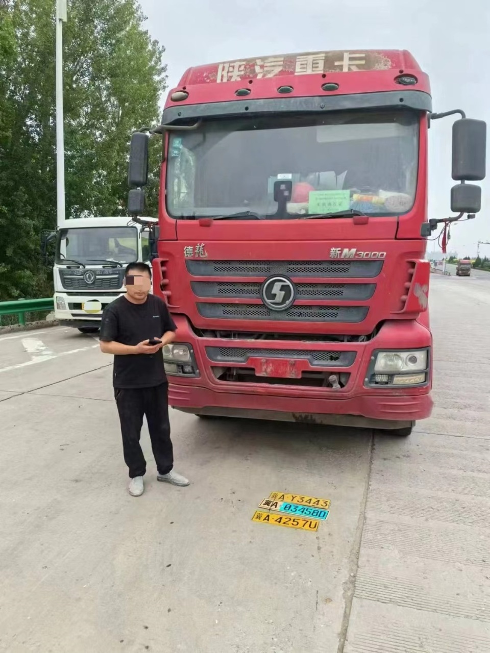 半挂车竟有三副牌照 执勤民辅警果断查处纠正