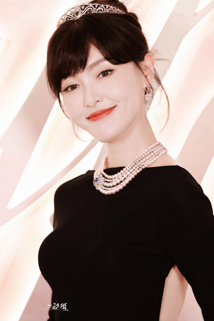 唐嫣惊艳亮相赫本公主风造型引发热议