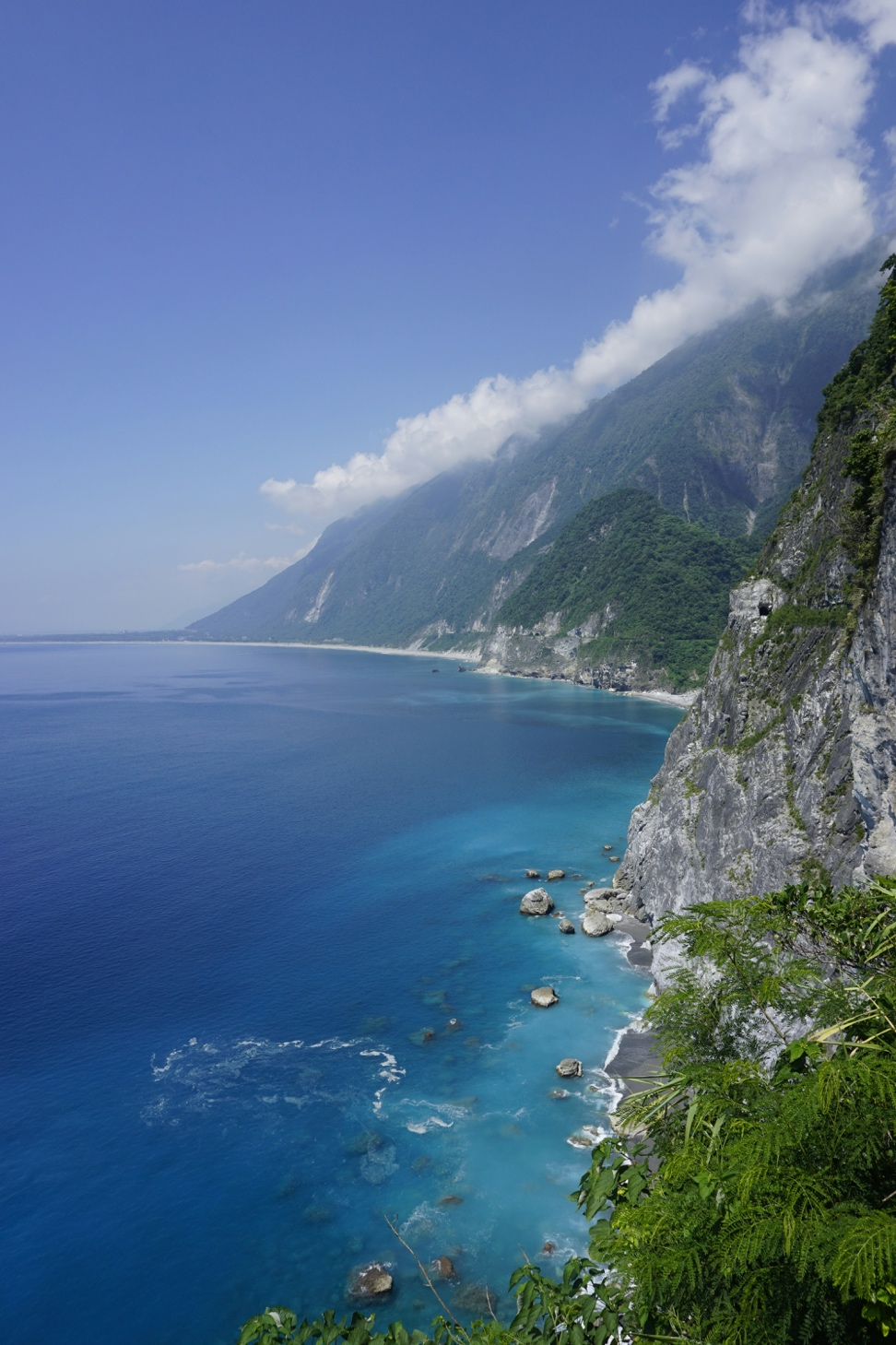 低头一望,太平洋的海水分作两层颜色,近岸处晶莹剔透,呈现果冻般的蓝
