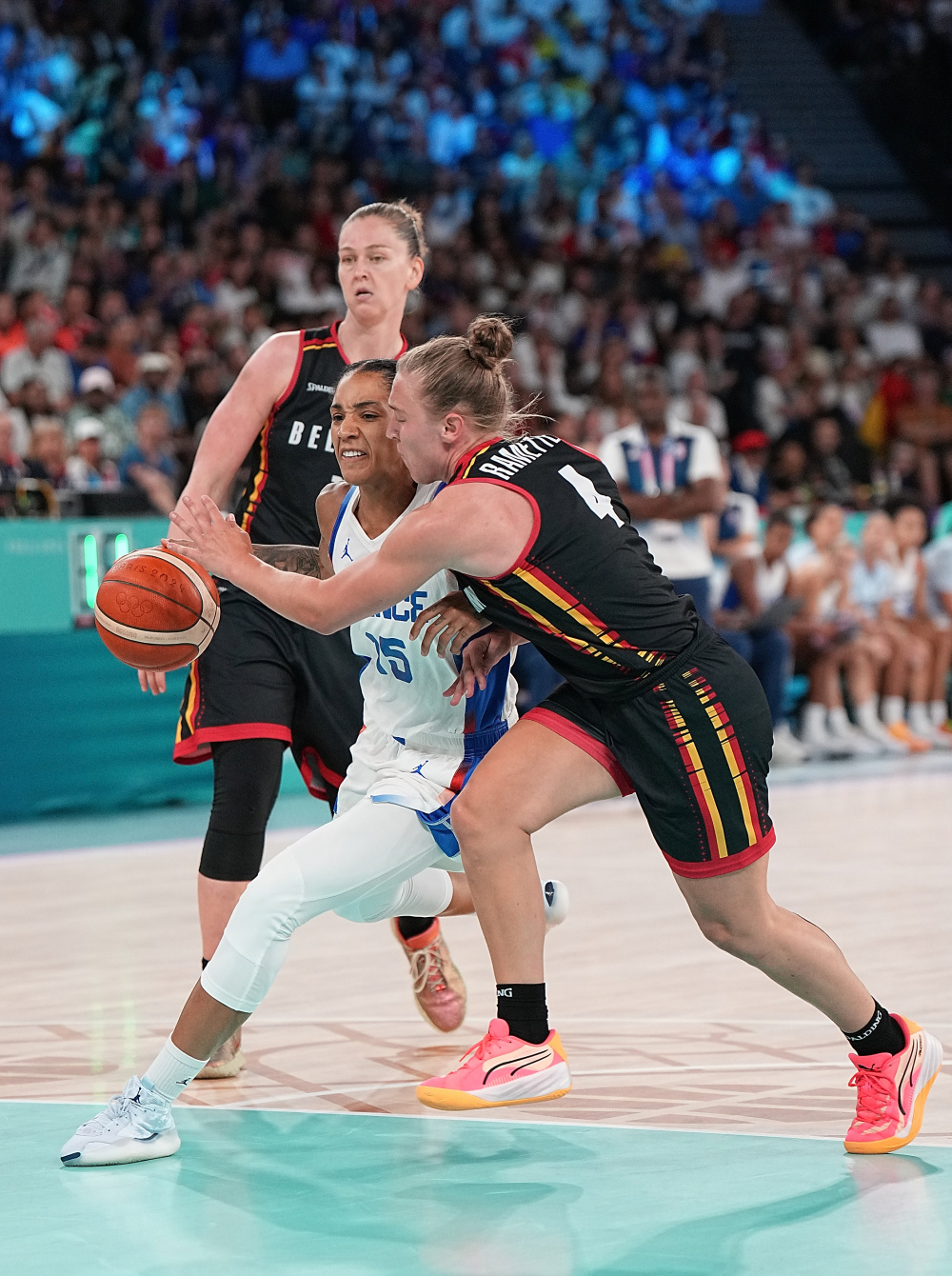 巴黎奥运会丨篮球女子半决赛法国队晋级决赛