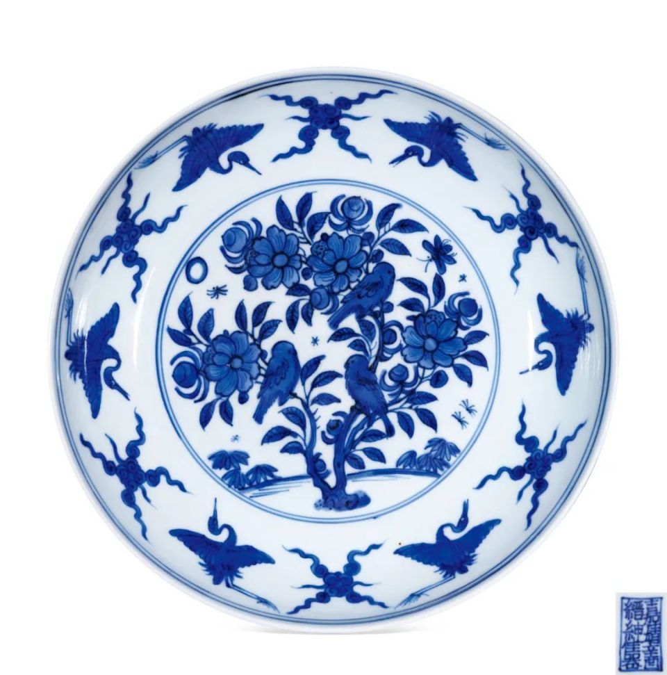 全器罩以白釉为地,上绘四面仙人故事图,足墙绘弦纹,足内留"大明嘉靖年