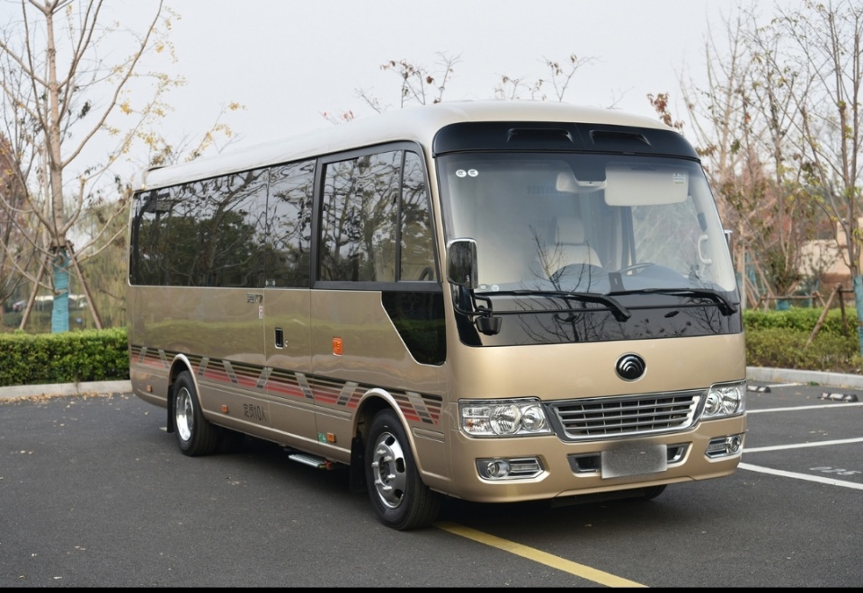 这样一次出行可以多拉点人,19个人出行用一辆中型客车比用4~5台小汽车