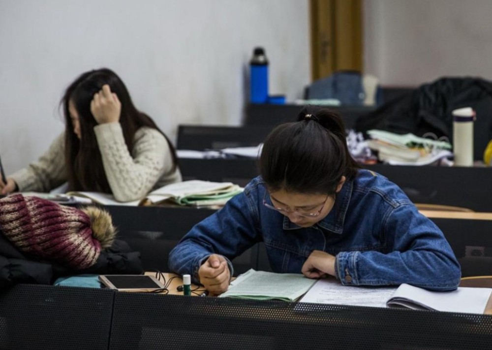 这也叫大学民办高校上课一幕流出专科生还不如我们爱学习呢