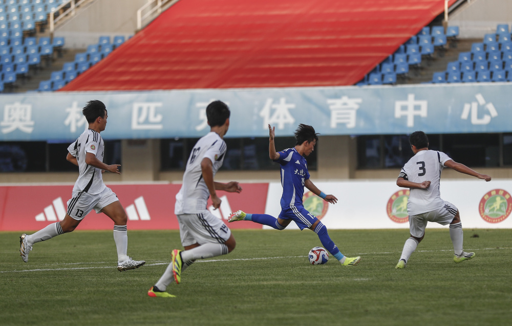 足球——全国青少年校园足球联赛:大连八中夺得高中男子组冠军