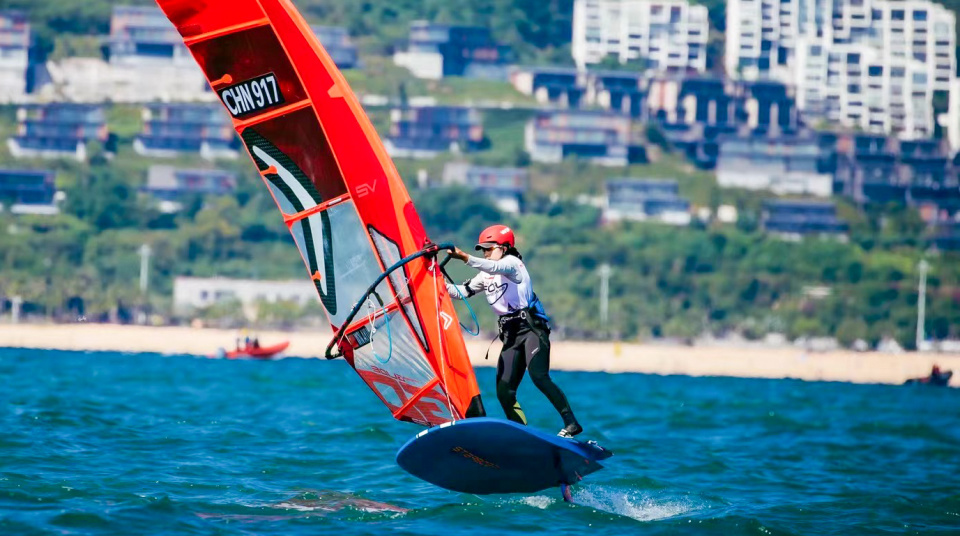 帆船——从大山到大海 玩水翼帆板的彝族女将阿于五牛