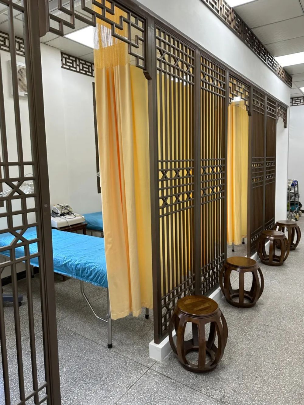 至300平方米左右,包括中医专家诊室1间,中医诊室1间,针灸理疗室2间