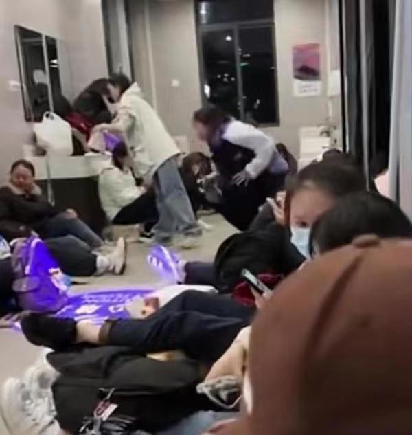 黄山风景区回应“游客在厕所过夜”：夜宿游客较多公共场所容量有限到底是什么意思-313啦实用网