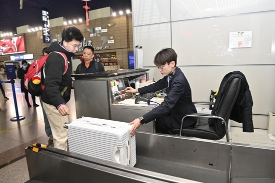 东航浦东机场地服为幸福团圆"站岗"_腾讯新闻