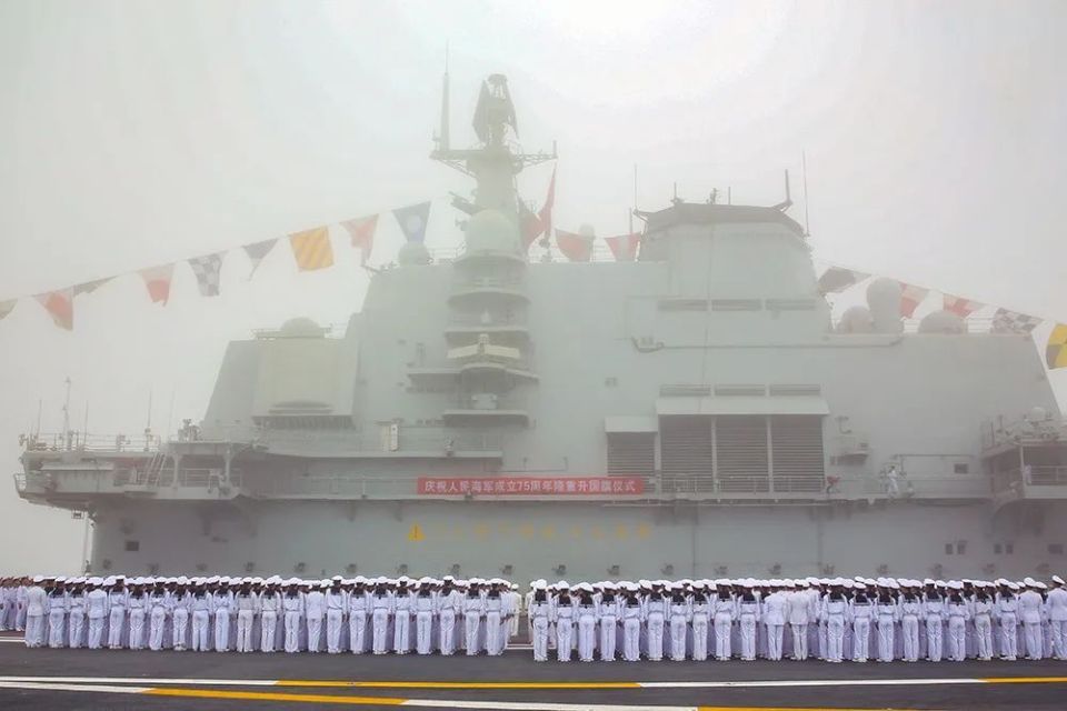 海军部队隆重举行升国旗仪式,为人民海军庆生