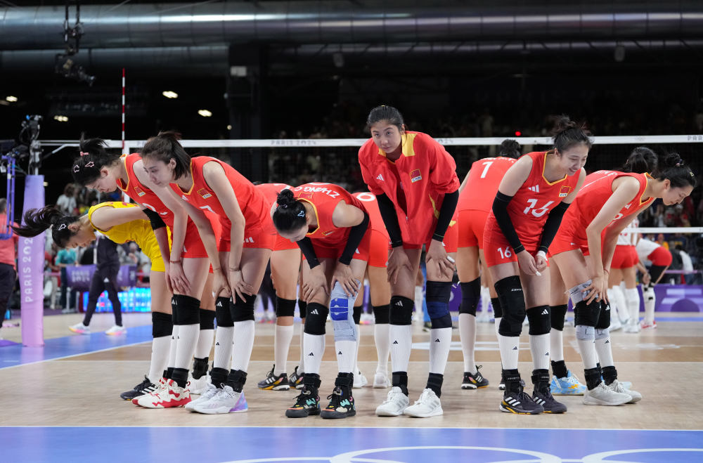 8月6日,中国队队员朱婷(中)在比赛后.新华社记者 鞠焕宗 摄