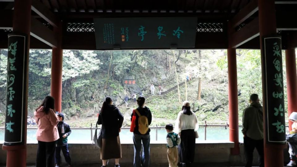 白居易的一篇《冷泉亭记》,让冷泉亭闻名天下的.