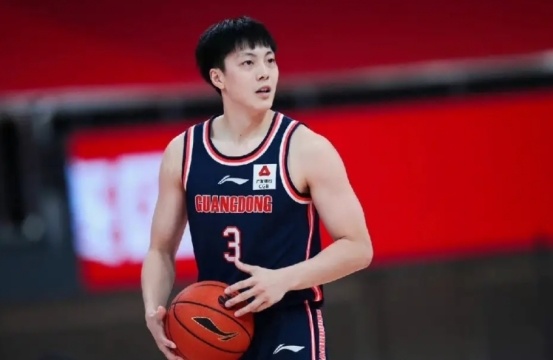 胡明轩海外特训照片流出,新发型惹争议,被某地球迷接连嘲讽