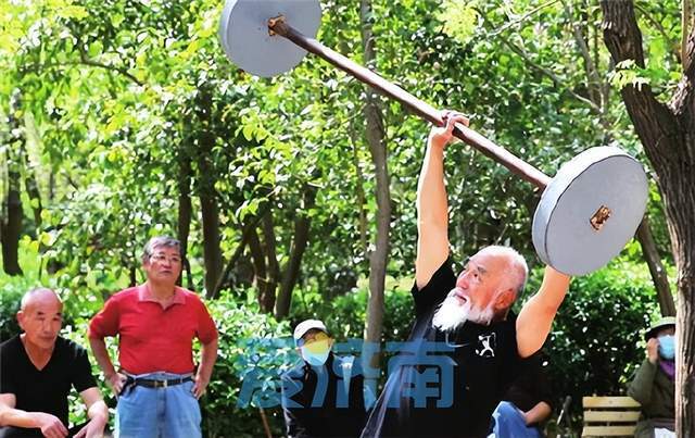 数十斤石担身上"舞",济南这位七旬老人不一般_腾讯新闻