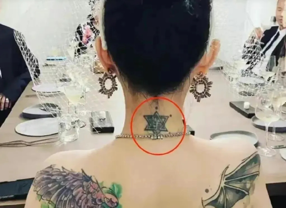 大s连从头到脚的纹身都不介意让大家观瞻,怎么会特别在意手上的红点点